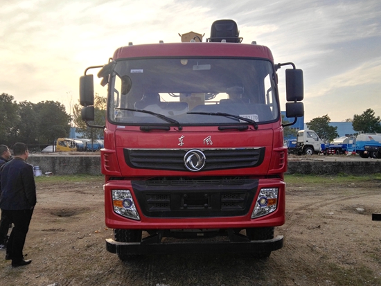 東風新款后雙橋隨車吊