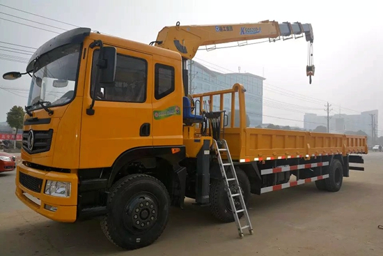 東風新款小三軸隨車吊