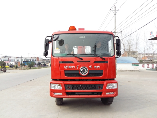 東風(fēng)新款小三軸隨車(chē)吊