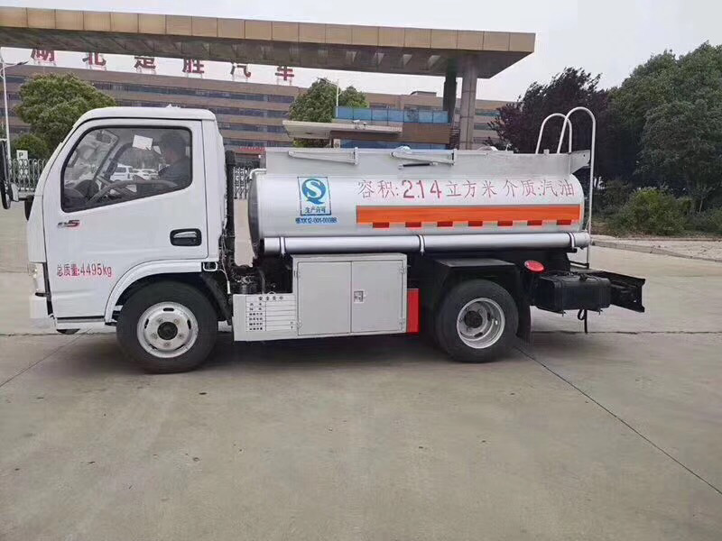 東風(fēng)藍(lán)牌運(yùn)油車